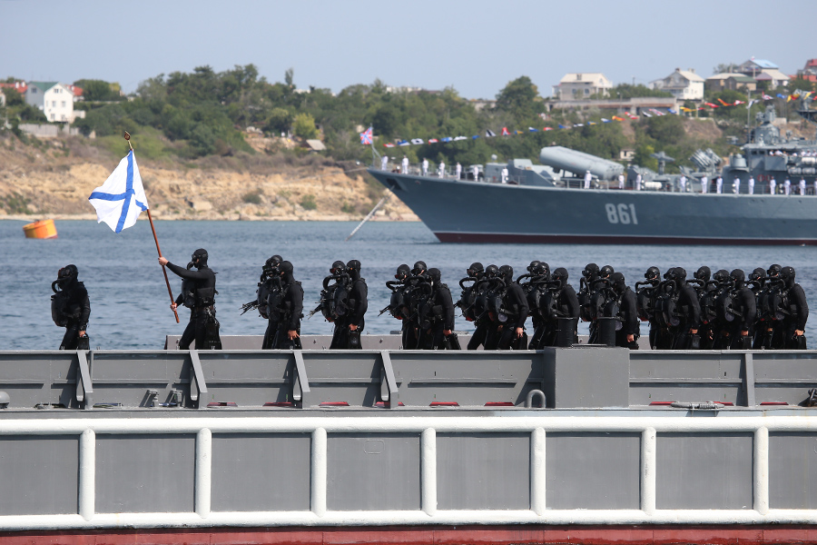 Также в Севастополе колонной прошло подразделение боевых пловцов