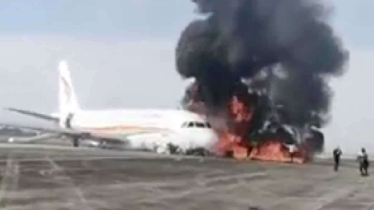 В Китае пассажирский самолет выкатился за пределы ВПП и загорелся