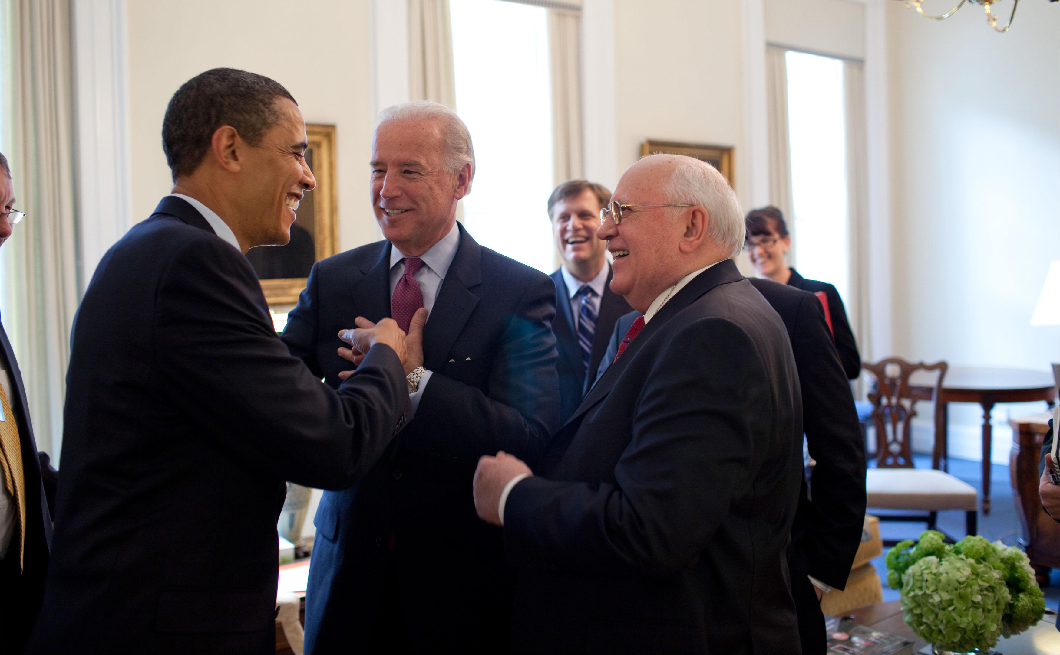 Барак Обама, Джо Байден и Михаил Горбачев в 2009 году