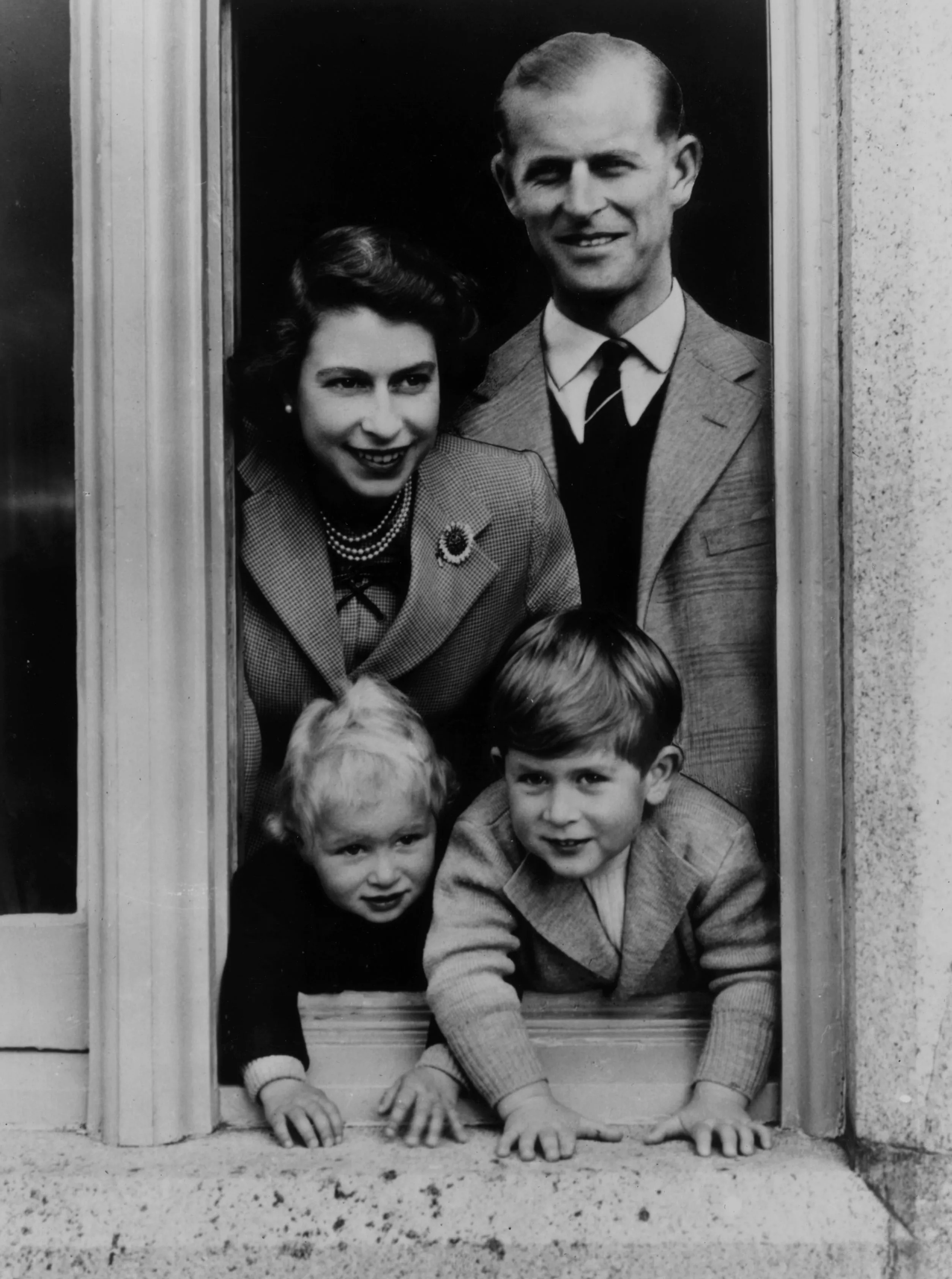 <p>Елизавета II, принц Филипп и их дети: принц Чарльз (новоиспеченный король Великобритании Карл III) и принцесса Анна. Замок Балморал, 1952</p>