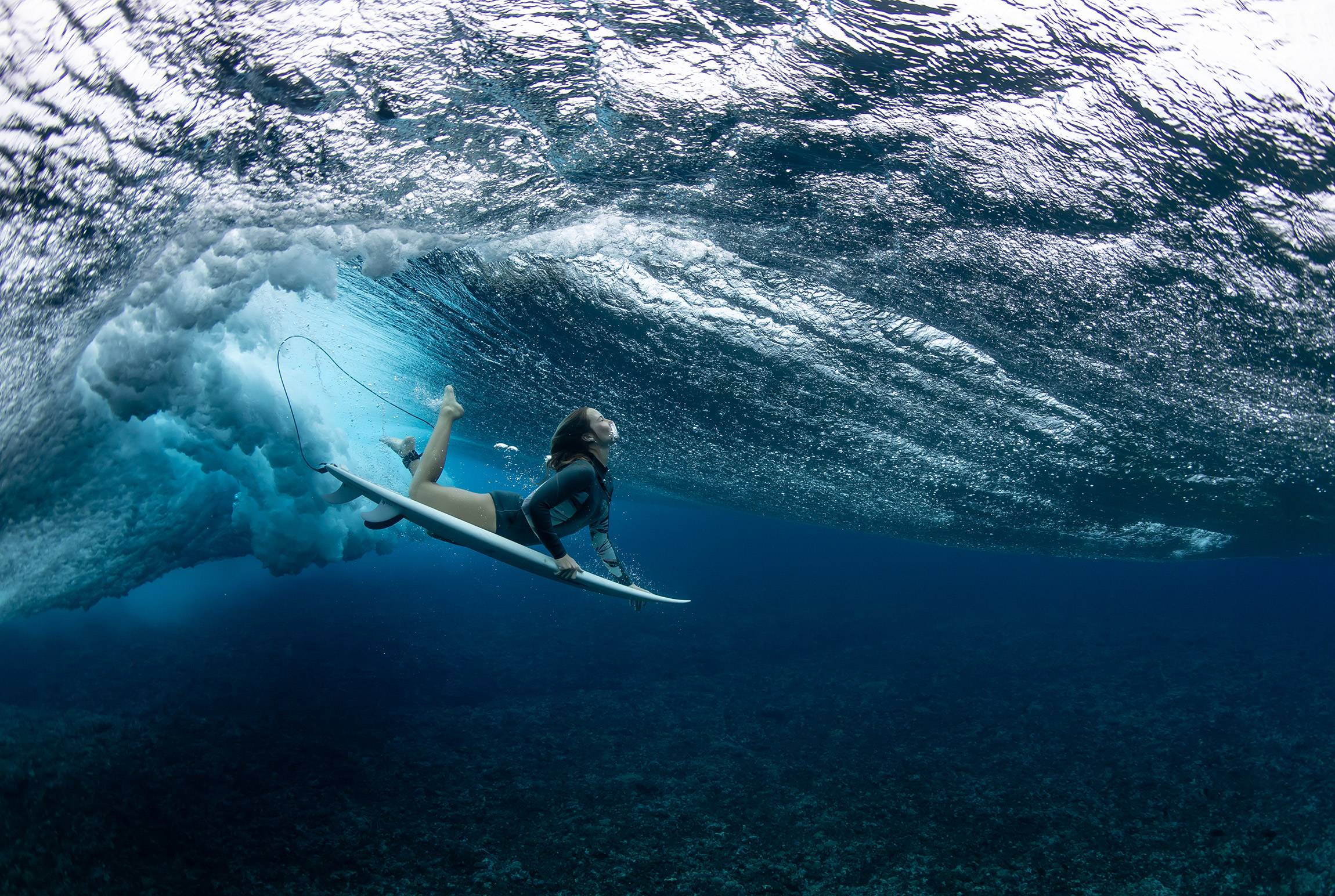 Австралийская серфингистка Оливия Оттауэй ныряет под волну на Таити, 19 августа