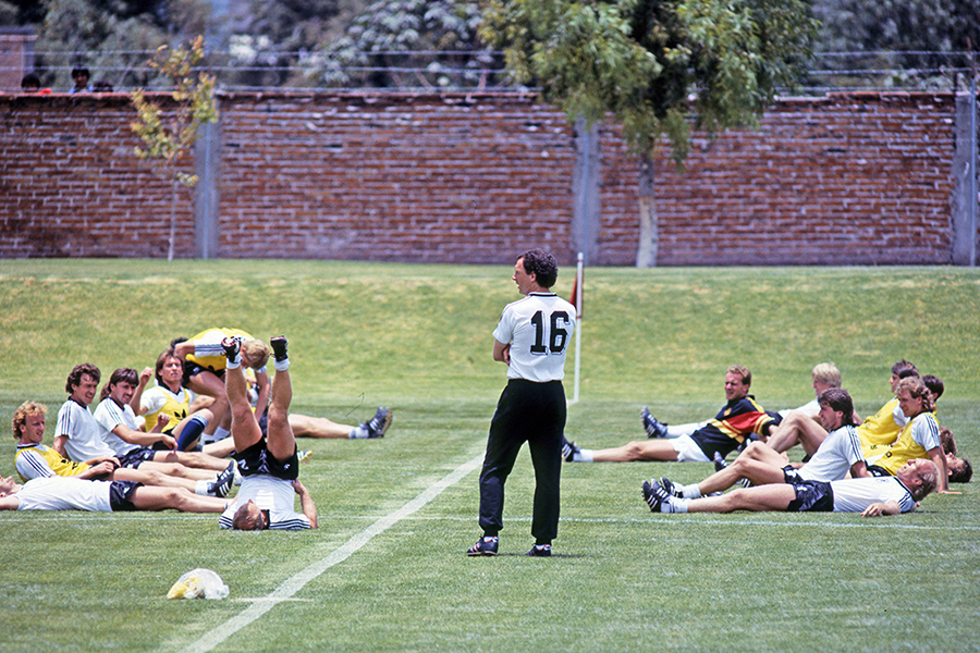 В 1984 году&nbsp;Беккенбауэр начал тренерскую карьеру, которая тоже оказалась успешной.&nbsp;Он неизменно попадал&nbsp;в рейтинги лучших тренеров в истории футбола.
