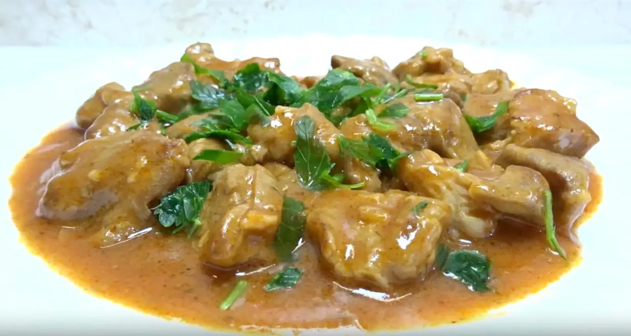 Посыпьте гуляш свежей зеленью