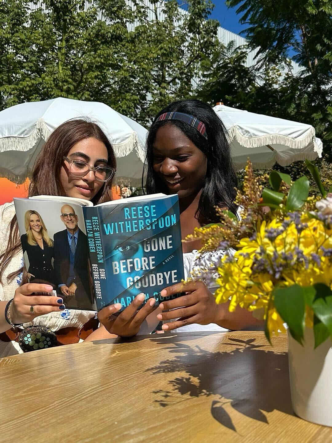 Участники&nbsp;Reese&rsquo;s Book Club читают книгу&nbsp;&laquo;Gone Before Goodbye&raquo;