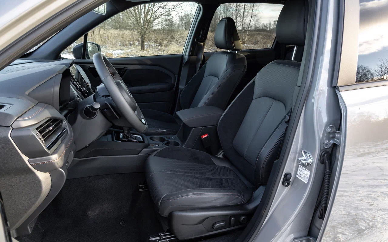 Передние сиденья в новом Subaru Forester отлично спрофилированы. Боковая поддержка превосходная, набивка плотная