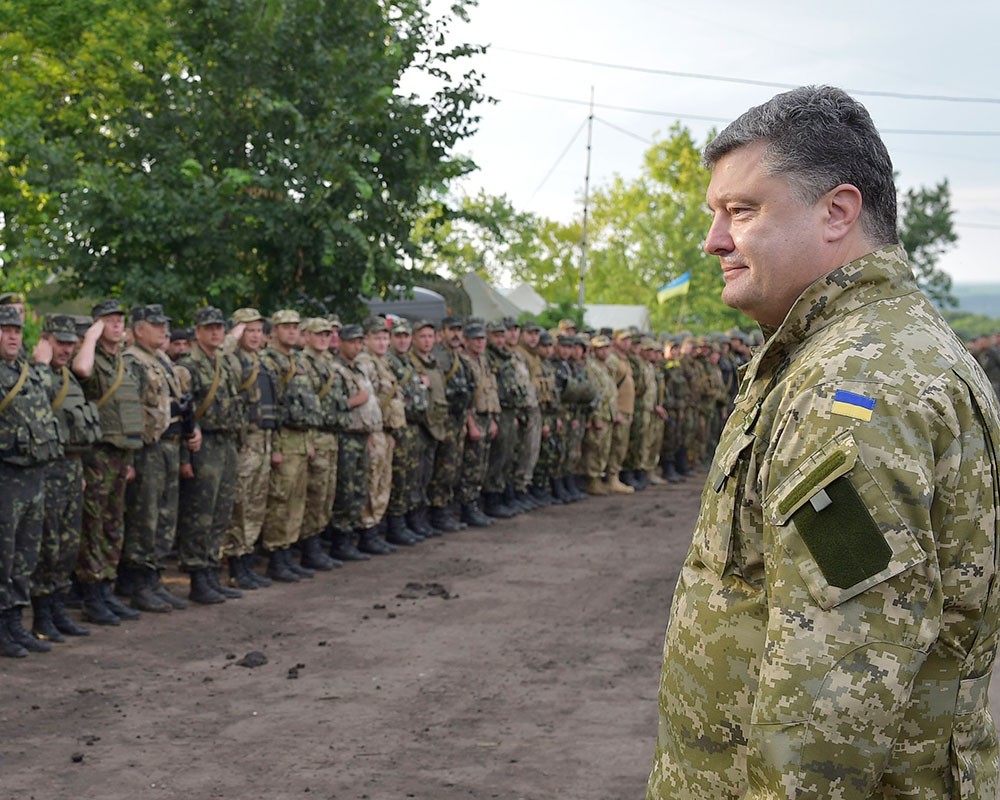 Президент Украины Петр Порошенко с украинскими военными