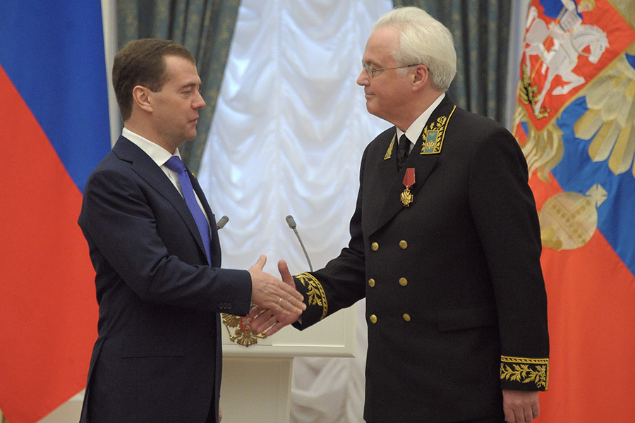 Президент России Дмитрий Медведев вручает Виталию Чуркину награду. 2012 год
