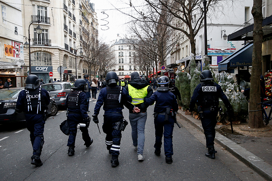 Отличительной чертой акций протеста стали жилеты, которые носят участники акции. Из-за них события во Франции называют протестами&nbsp;&laquo;желтых жилетов&raquo;