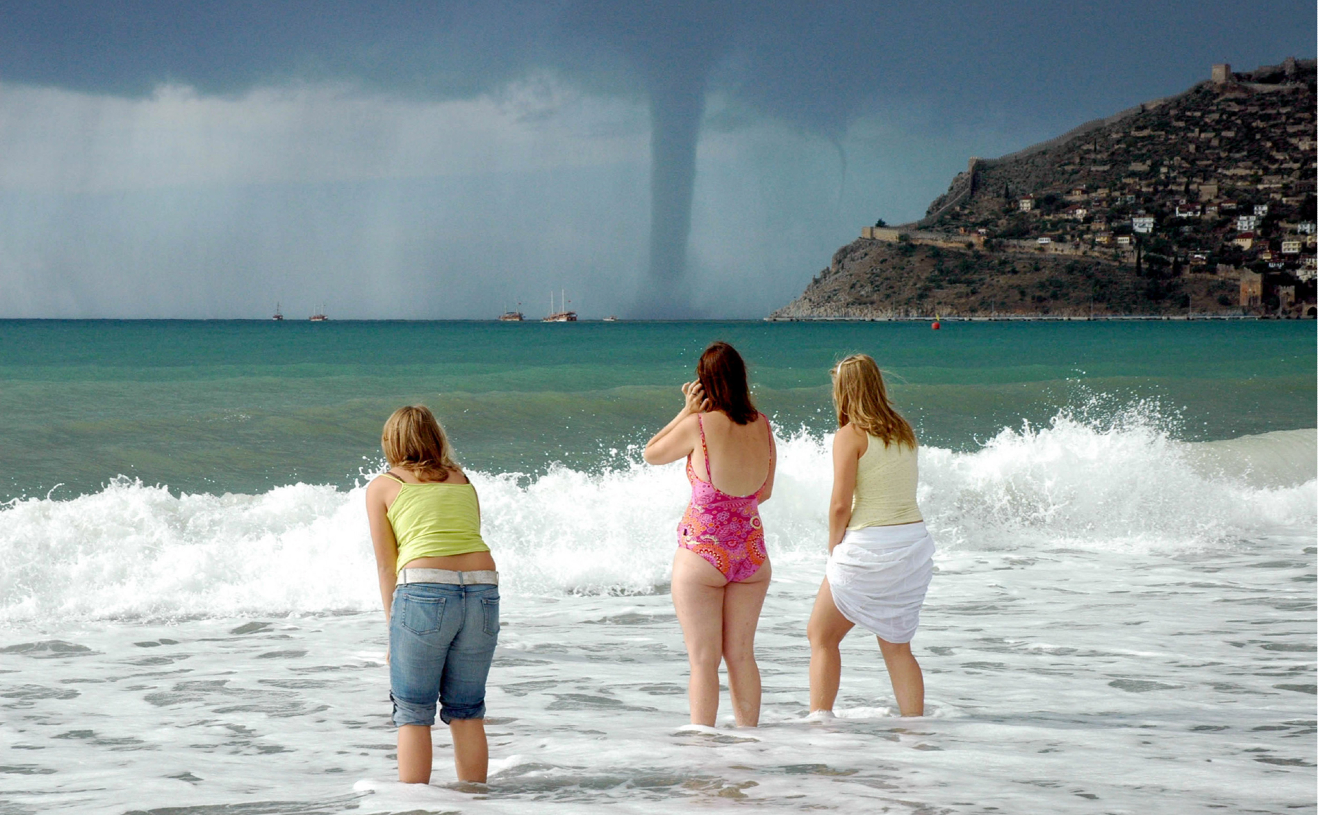 Туристы наблюдают смерч на побережье Антальи. 2006 год