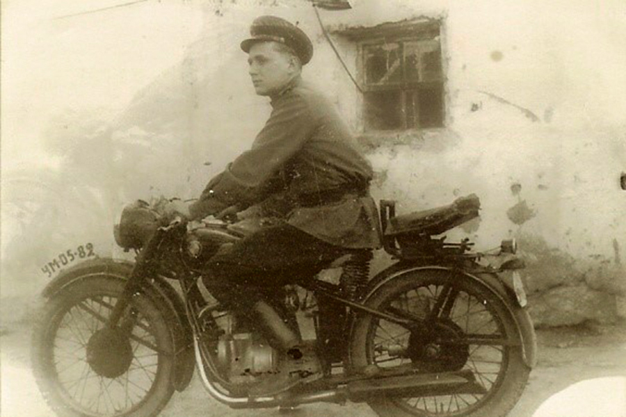 Артиллерийский разведчик Владимир Михалкин часто под обстрелами доставлял на мотоцикле оперативные документы. 1943&nbsp;год
