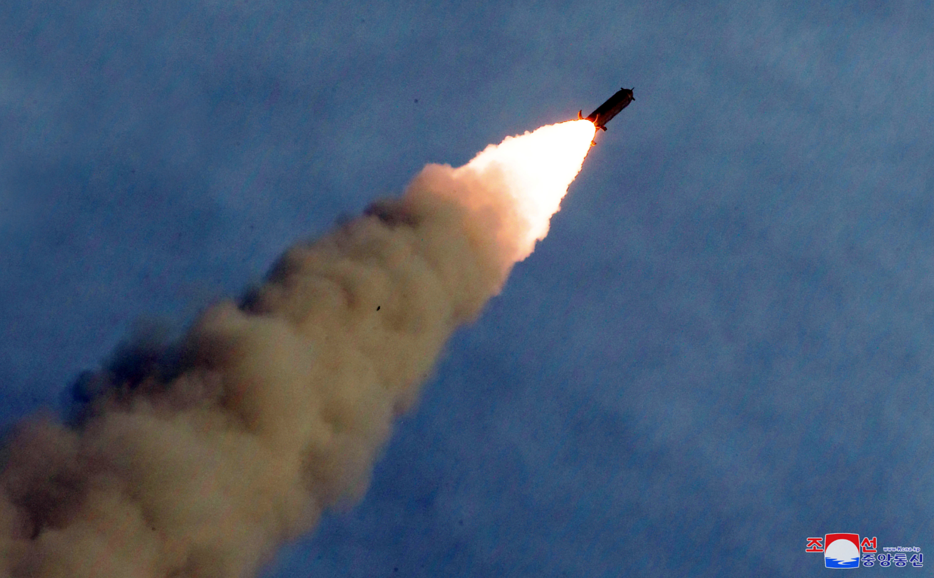 Ракета, выпущенная в ходе испытания новой пусковой установки в КНДР
