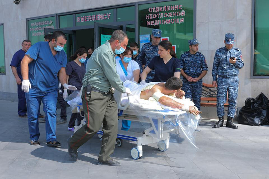 Премьер Армении Никол Пашинян обратился к народу, он назвал действия Азербайджана объявлением войны

На фото:  доставка раненых с армянской стороны