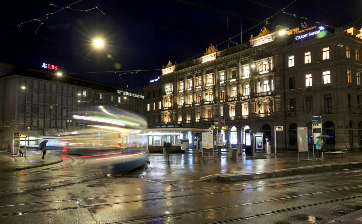 Вид на здания швейцарских банков UBS и Credit Suisse