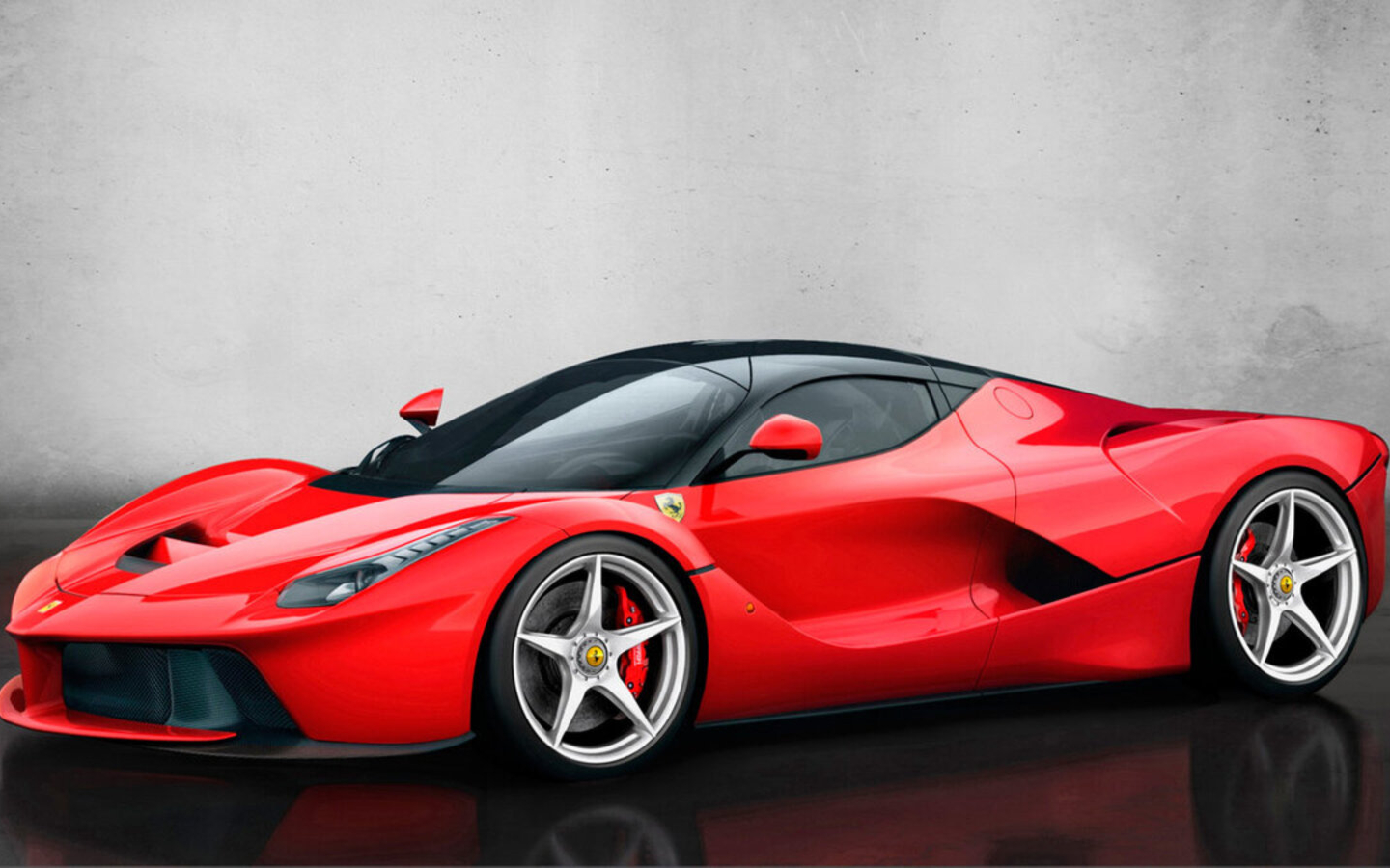 Ferrari LaFerrari продают за 239 млн рублей. Это самый дорогой автомобиль в России