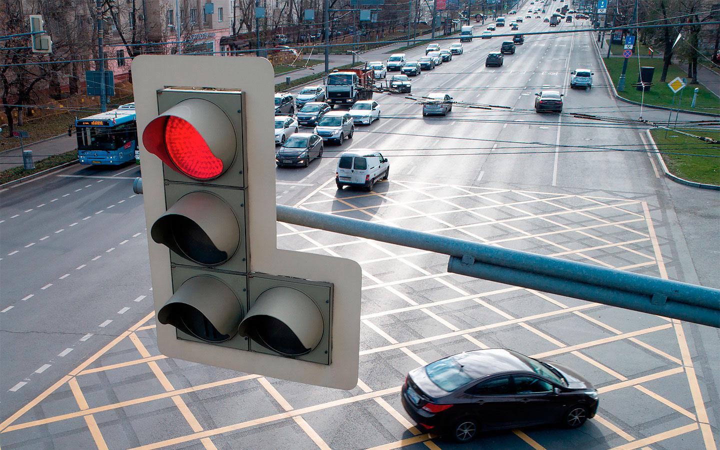 В список самых распространенных и опасных нарушений в российских городах регулярно попадает проезд автомобиля на красный свет.