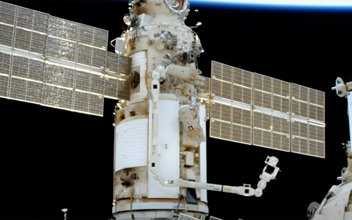 Российские космонавты досрочно вернулись из открытого космоса на МКС