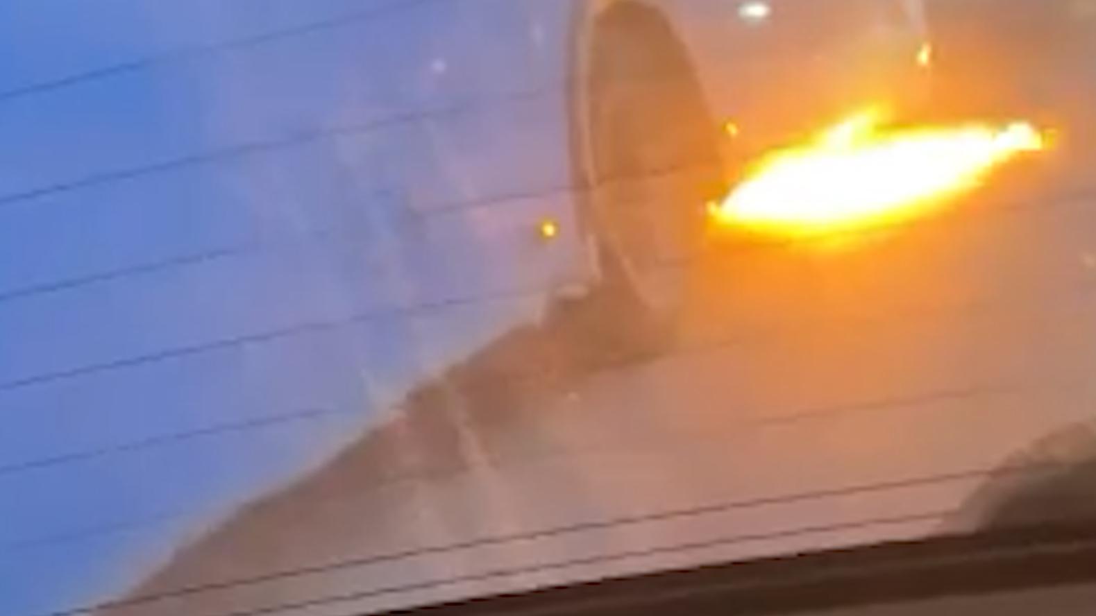 Автобус загорелся на ходу во Владивостоке. Видео