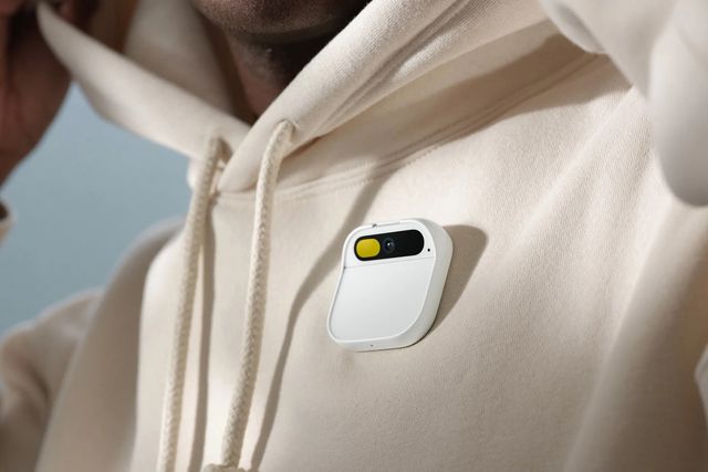 Ai Pin выглядит, как пластиковый значок с камерой и датчиками.
