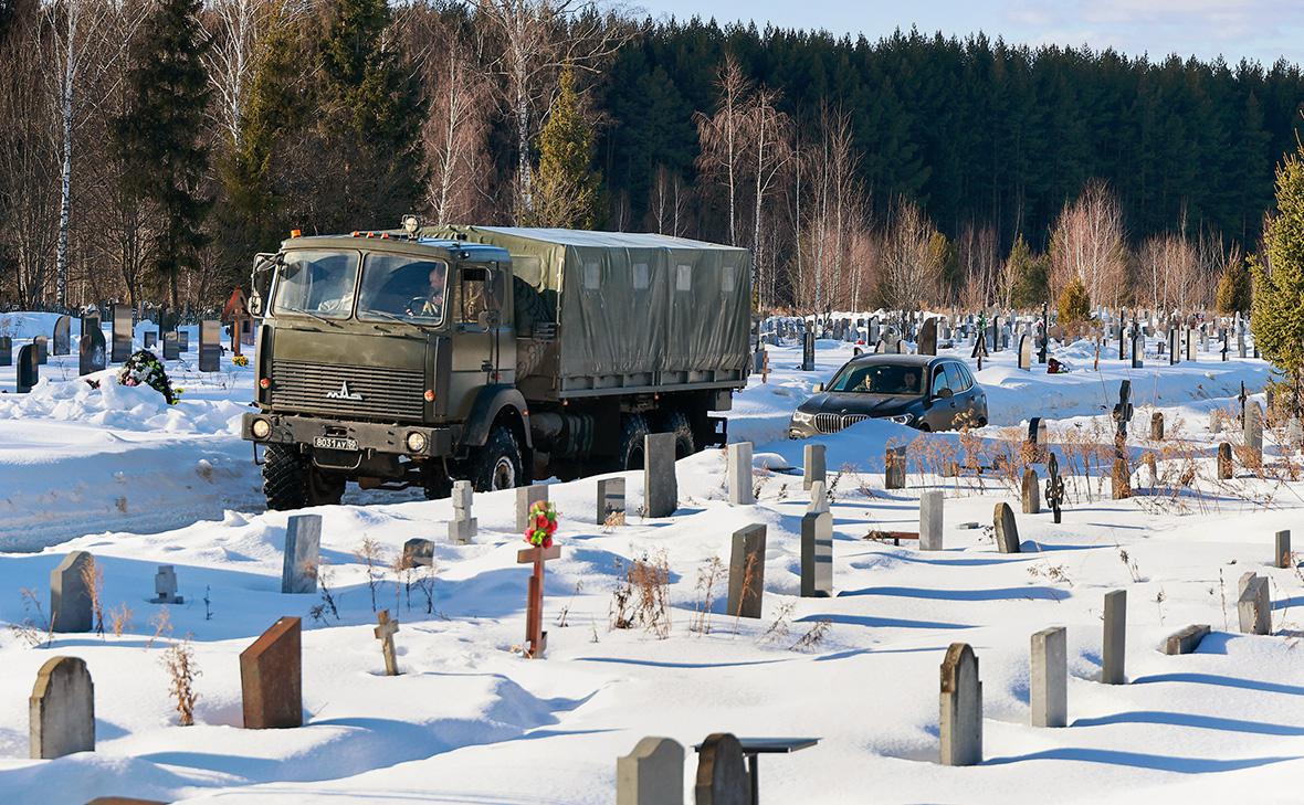Автомобиль МАЗ&nbsp;на дороге, ведущей к месту крушения военно-транспортного самолёта Ил-76, территория&nbsp;Богородского кладбища