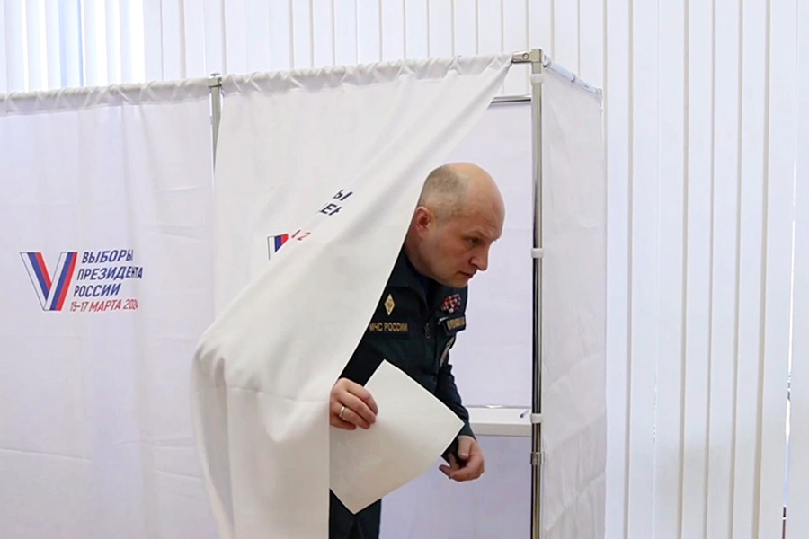 Глава МЧС Александр Куренков во время голосования на выборах президента России.