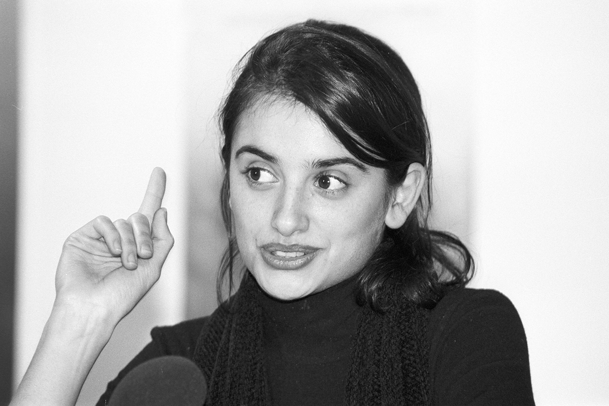 <p>19-летняя Пенелопа Крус на пресс-конференции фильма &laquo;Изящная эпоха&raquo;. Берлинский кинофестиваль. 1993 год</p>