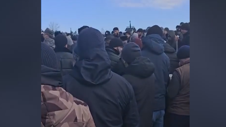 Несколько тысяч человек пришли на похороны Сайтиева в Дагестане. Видео