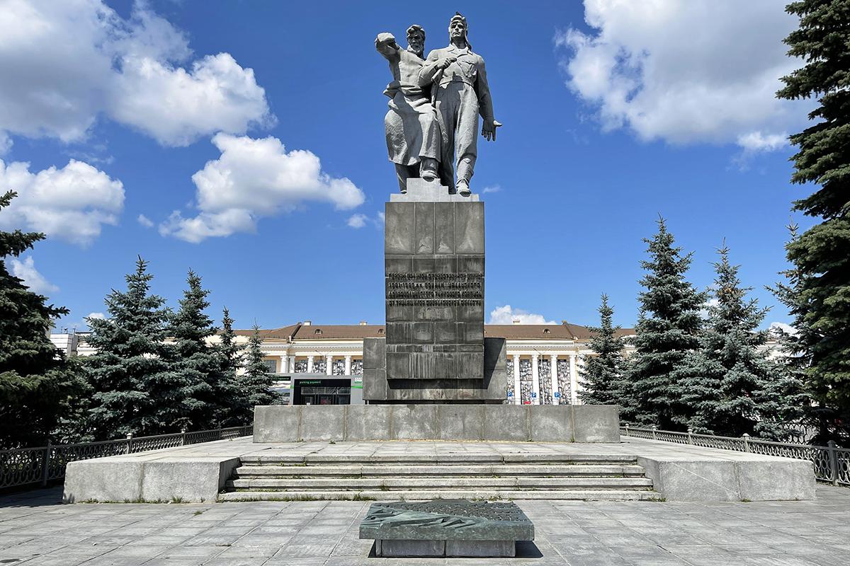 Памятник воинам Уральского добровольческого танкового корпуса