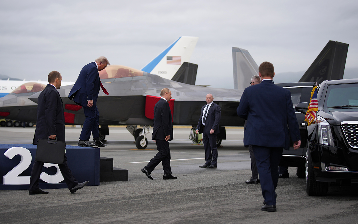 Президент России Владимир Путин и Дональд Трамп следуют к лимузину президента США