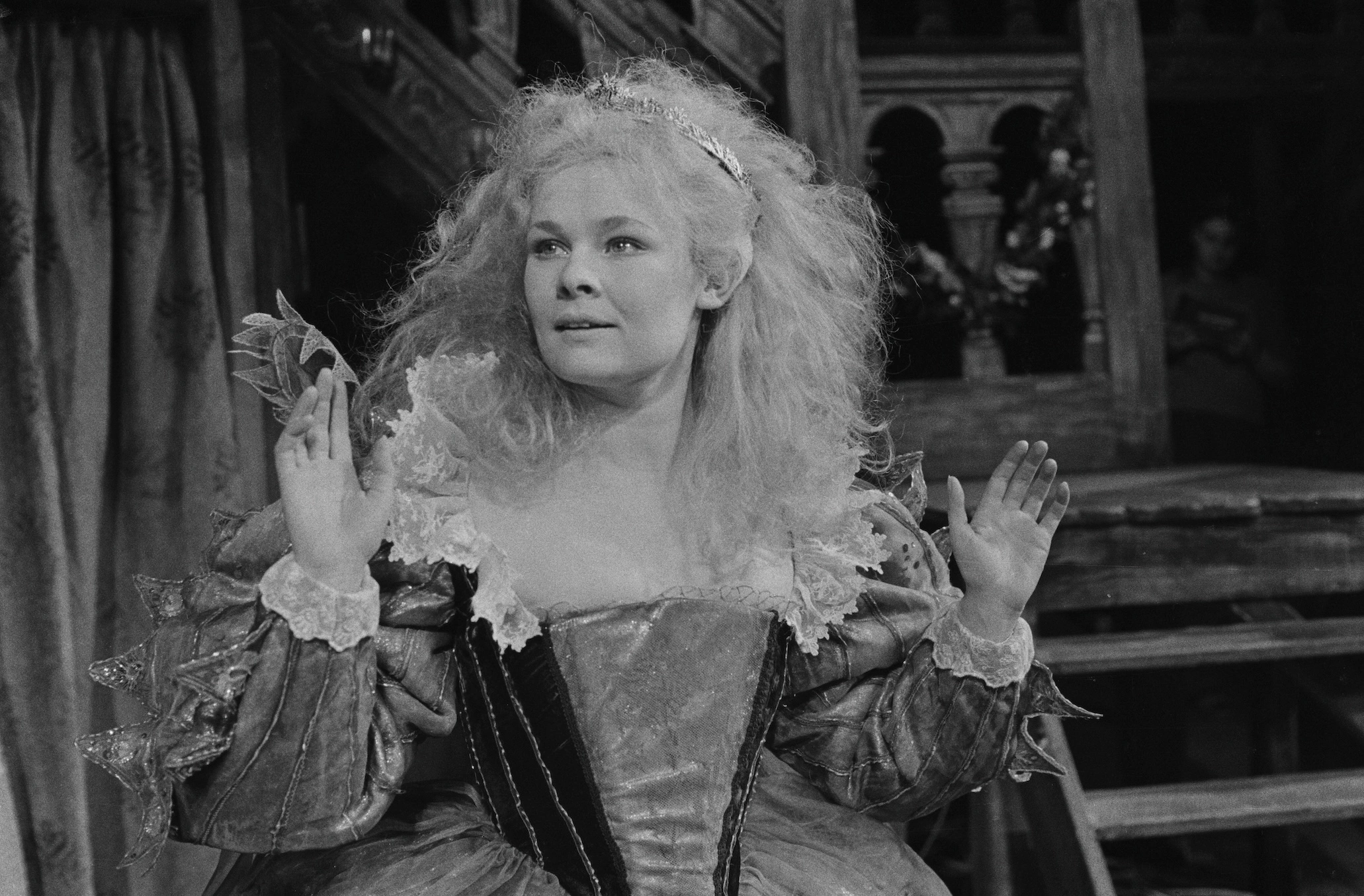 Джуди Денч в роли Титании в пьесе Шекспира «Сон в летнюю ночь». Королевский шекспировский театр, Стратфорд-на-Эйвоне, Уорикшир, 17 апреля 1962 года