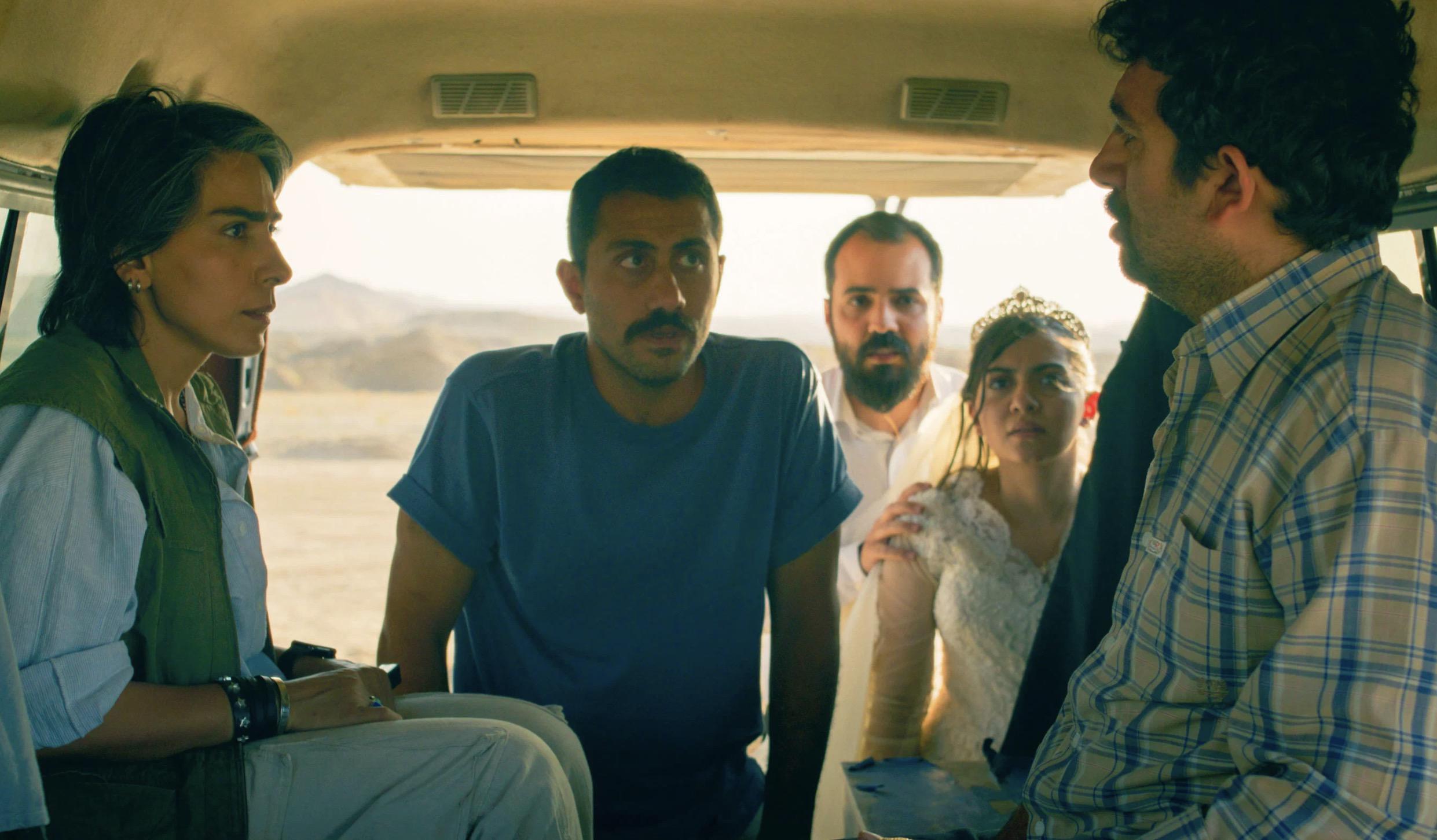 «Простая случайность».Призер Каннского кинофестиваля, картина иранского режиссера-диссидента Джафара Панахи теперь выдвинута на «Оскар» от Франции. История, рассказанная в фильме, резонирует, пожалуй, с каждым, кому приходилось не только думать о мести, но и стоять перед самым актом ее осуществления. Неважно, насколько именно вредительским. Панахи, конечно же, берет пример фатальный: бывший заключенный случайно (по скрипу ножного протеза) опознает своего мучителя, сломавшего ему жизнь, и намеревается восстановить справедливость. Но так ли это справедливо — убить кого-то, пусть даже злого и никчемного с точки зрения гуманистической морали, но человека?