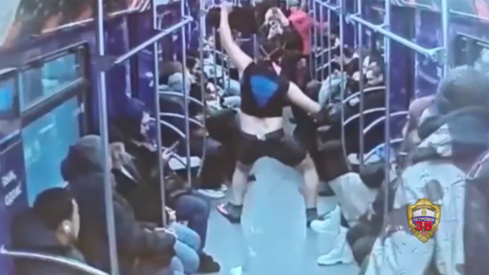 В московском метро арестовали танцевавшего в ластах мужчину. Видео