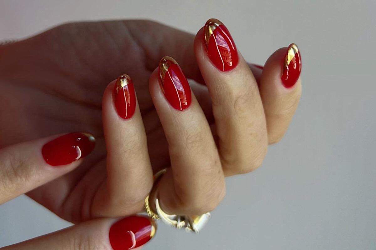 Красный с золотым выглядит празднично и эффектно в любых вариациях