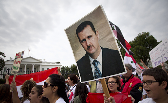 Демонстрации возле Белого дома против военной акции США в Сирии, 2013 год. На плакате изображен президент Сирии&nbsp;Башар&nbsp;Асад&nbsp;