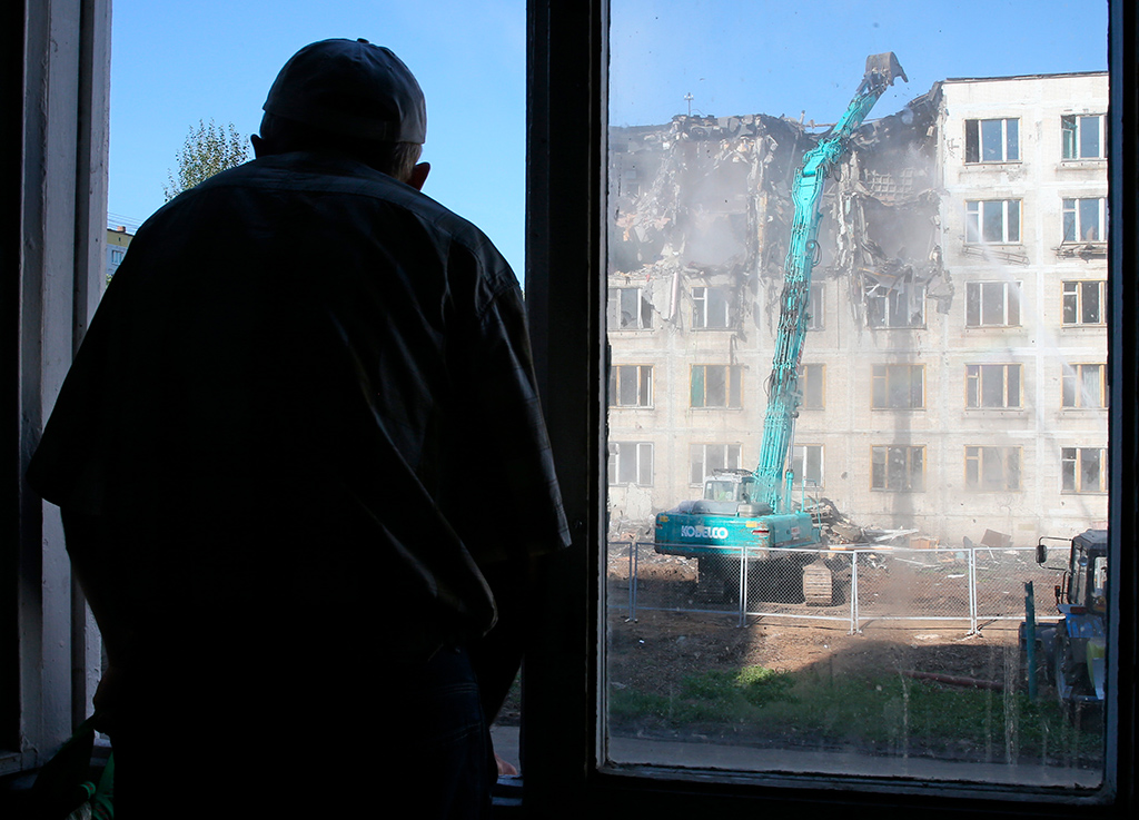 Вид на снос пятиэтажки в районе Медведково из окна соседнего дома