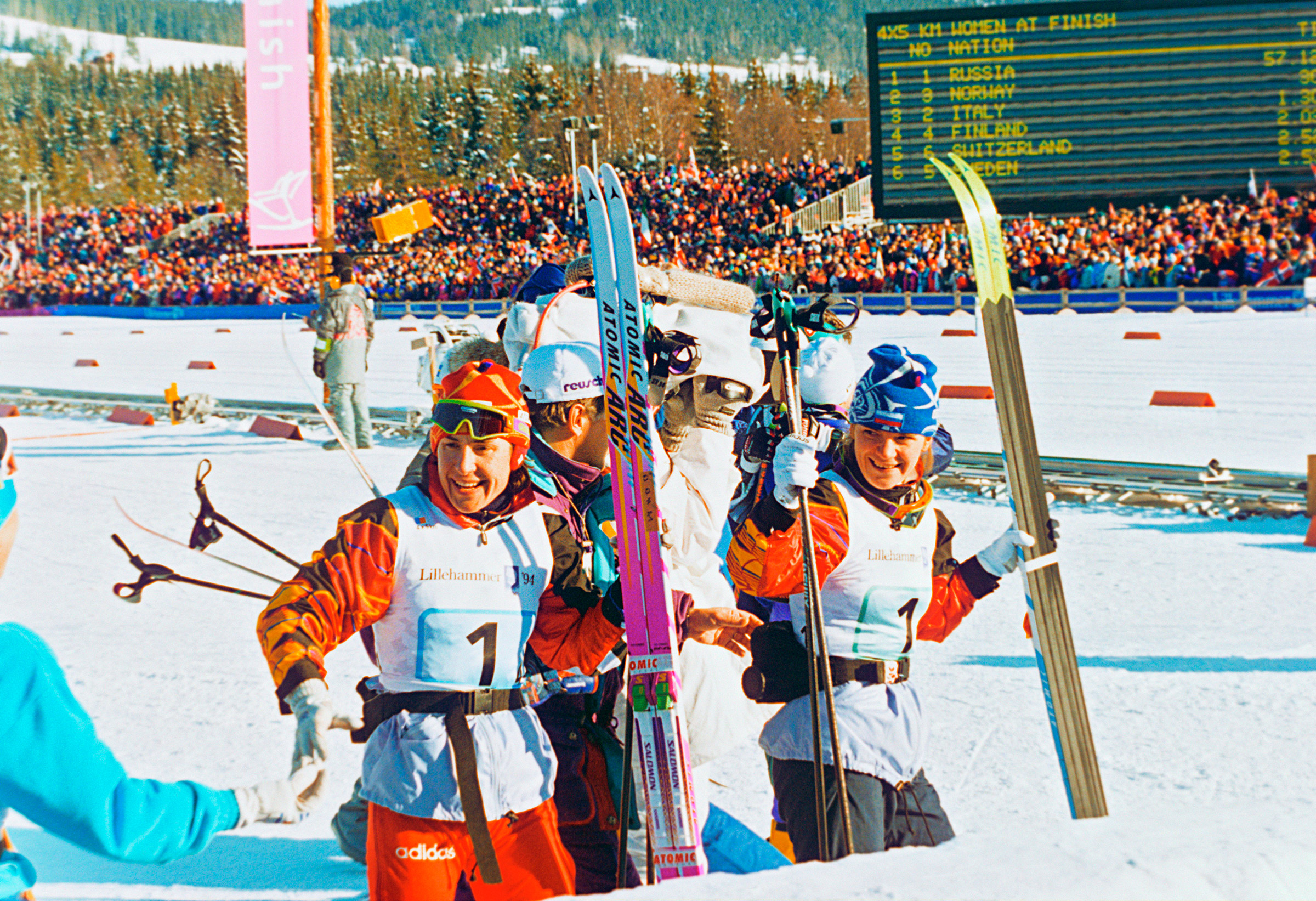 Российские лыжницы Любовь Егорова и Лариса Лазутина (справа) завоевали золотую медаль в лыжной эстафете 4х5 км на XVII зимних Олимпийских играх в норвежском городе Лиллехаммере. Для Егоровой Лиллехаммер стал трижды золотым:&nbsp;она также одержала победы в гонках на 5 и 10&nbsp;км.


