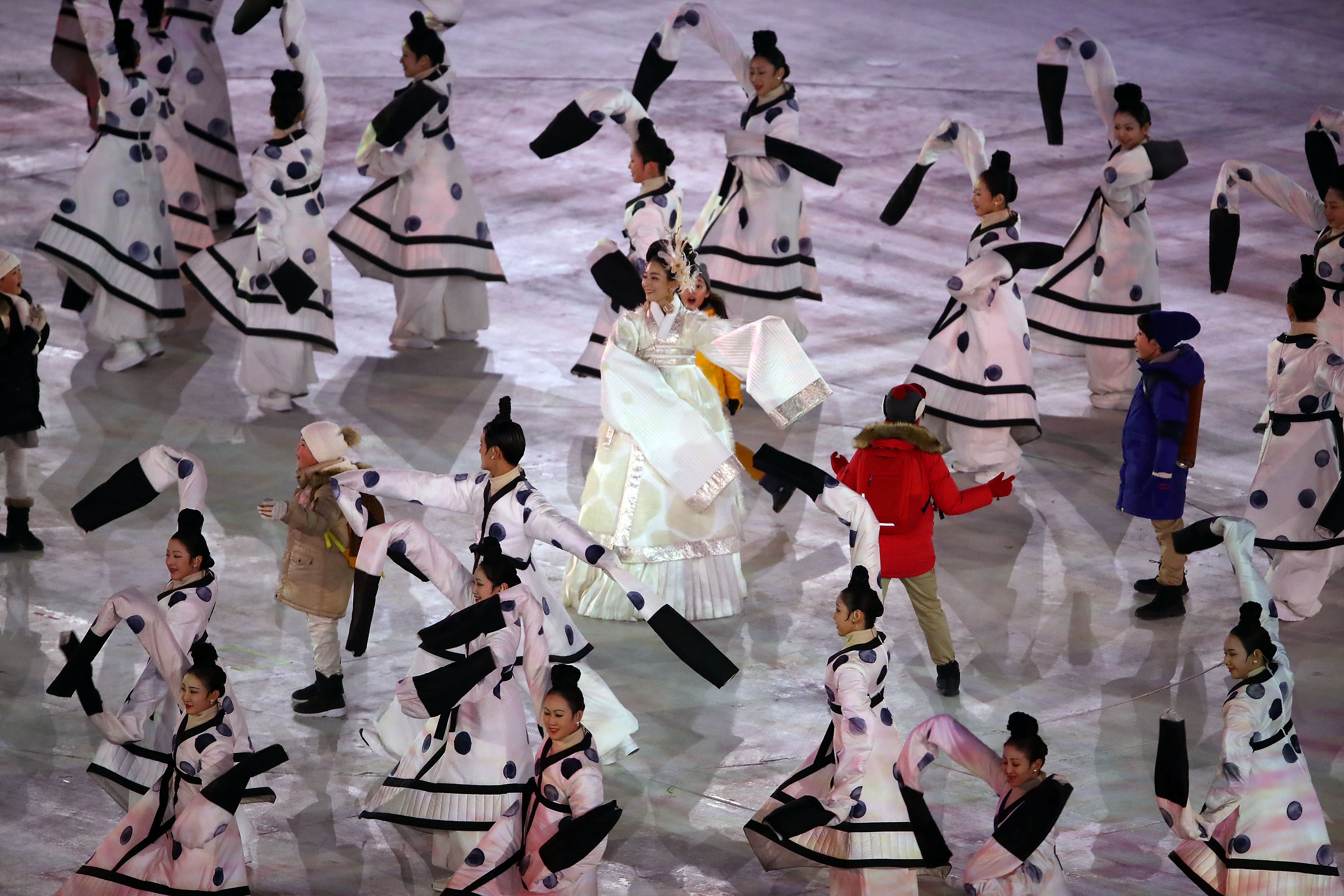 Церемония началась с красочного представления, рассказывающего об истории Кореи.
