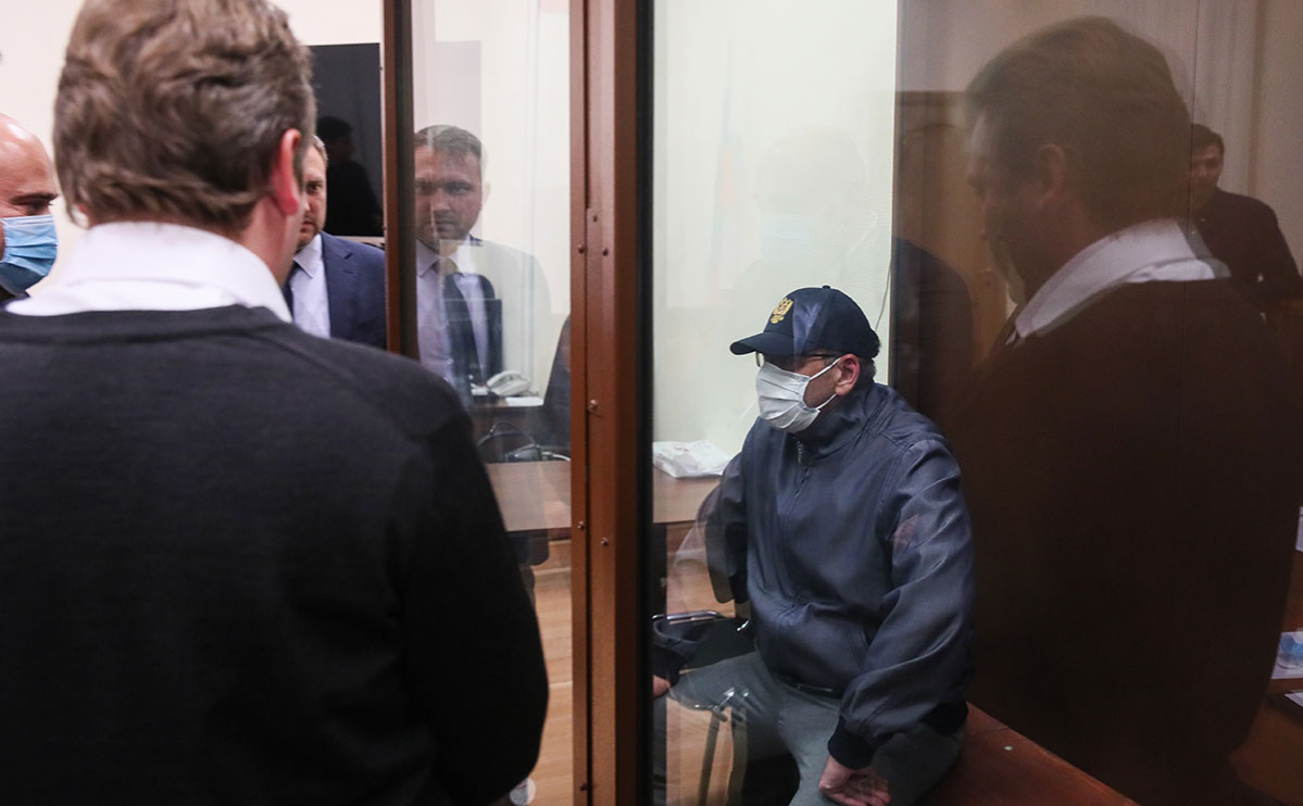 Анатолий Тихонов во время избрания меры пресечения в Басманном суде