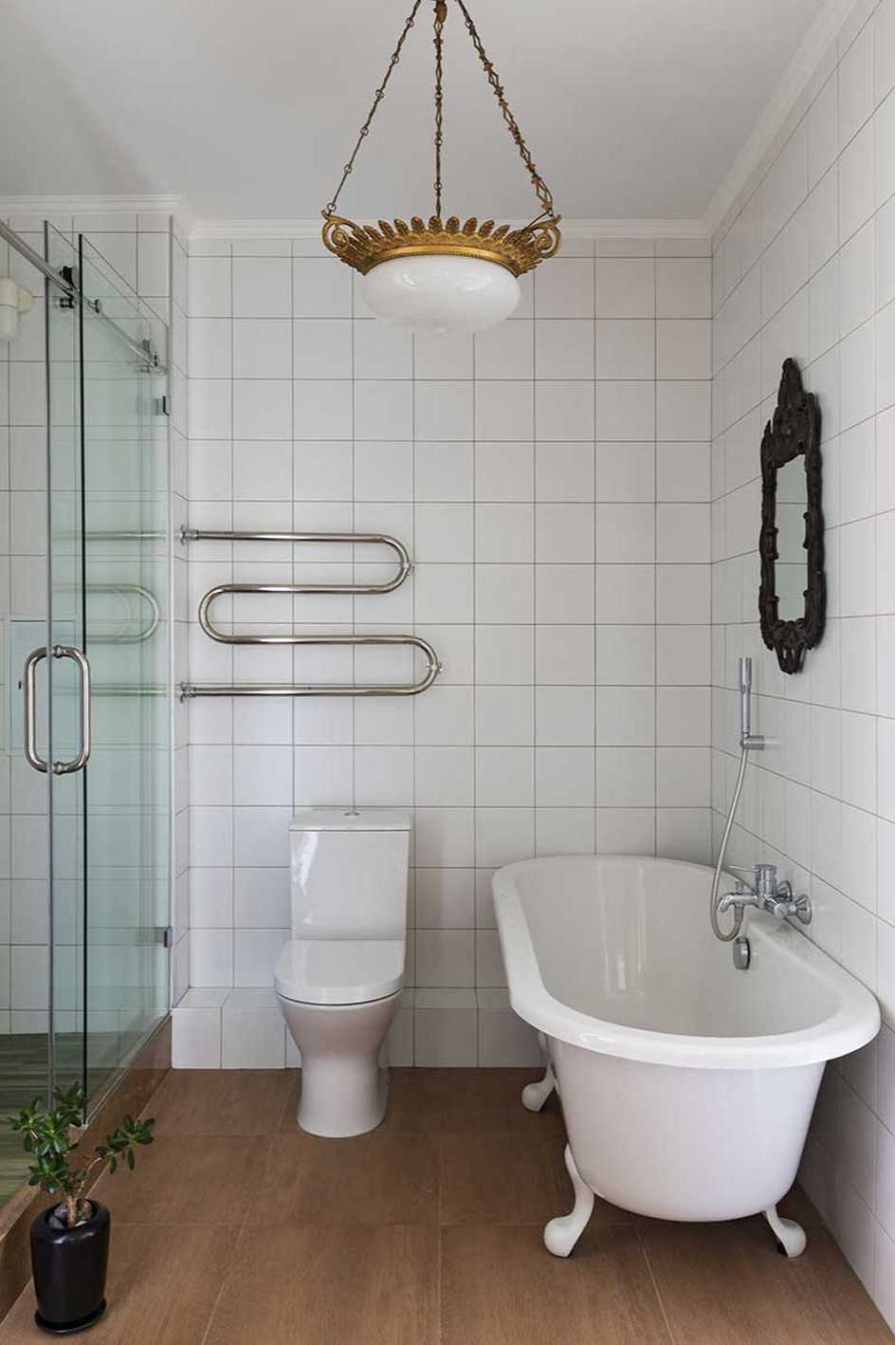 Отреставрированная люстра времен СССР в современной ванной комнате