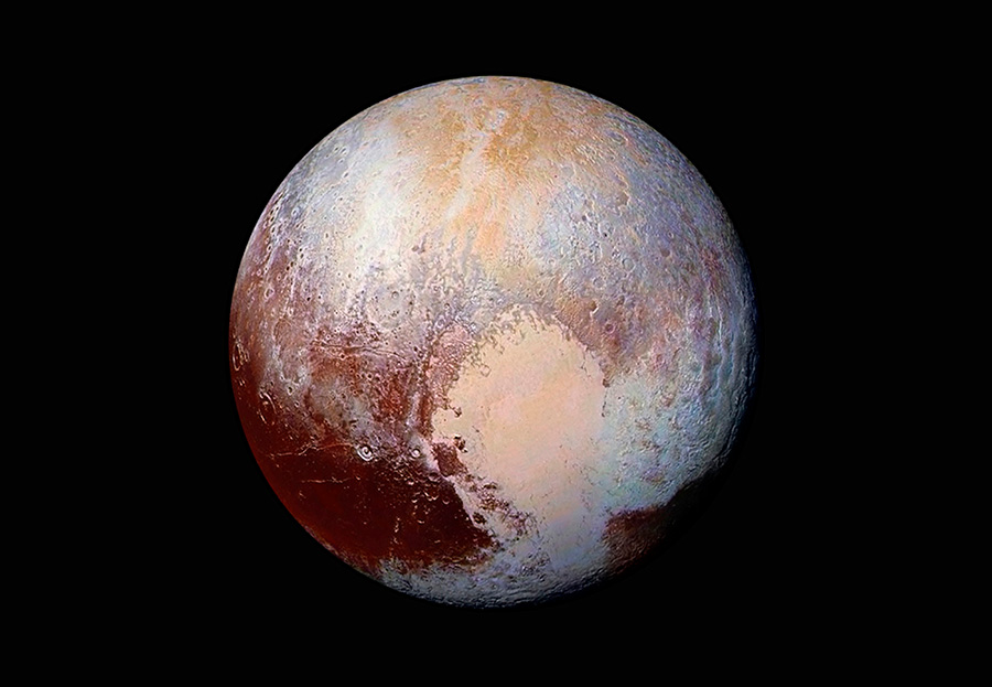 Телескоп LORRI на борту космического корабля New Horizons сделал четыре фото Плутона, из которых собрали это изображение. При работе с фото ученые использовали данные о цвете Плутона для корректной цветопередачи снимка