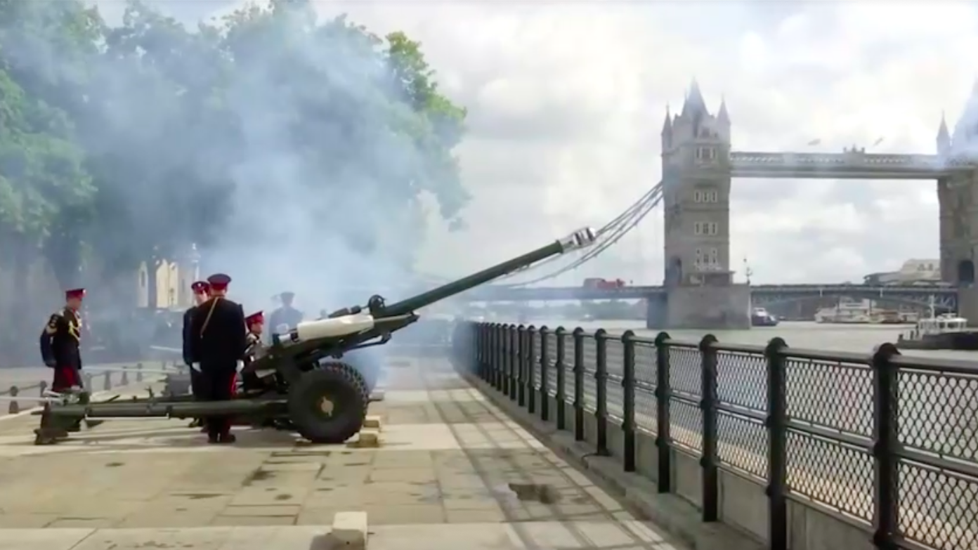 В Британии дали оружейный салют в 96 залпов в память Елизаветы II. Видео