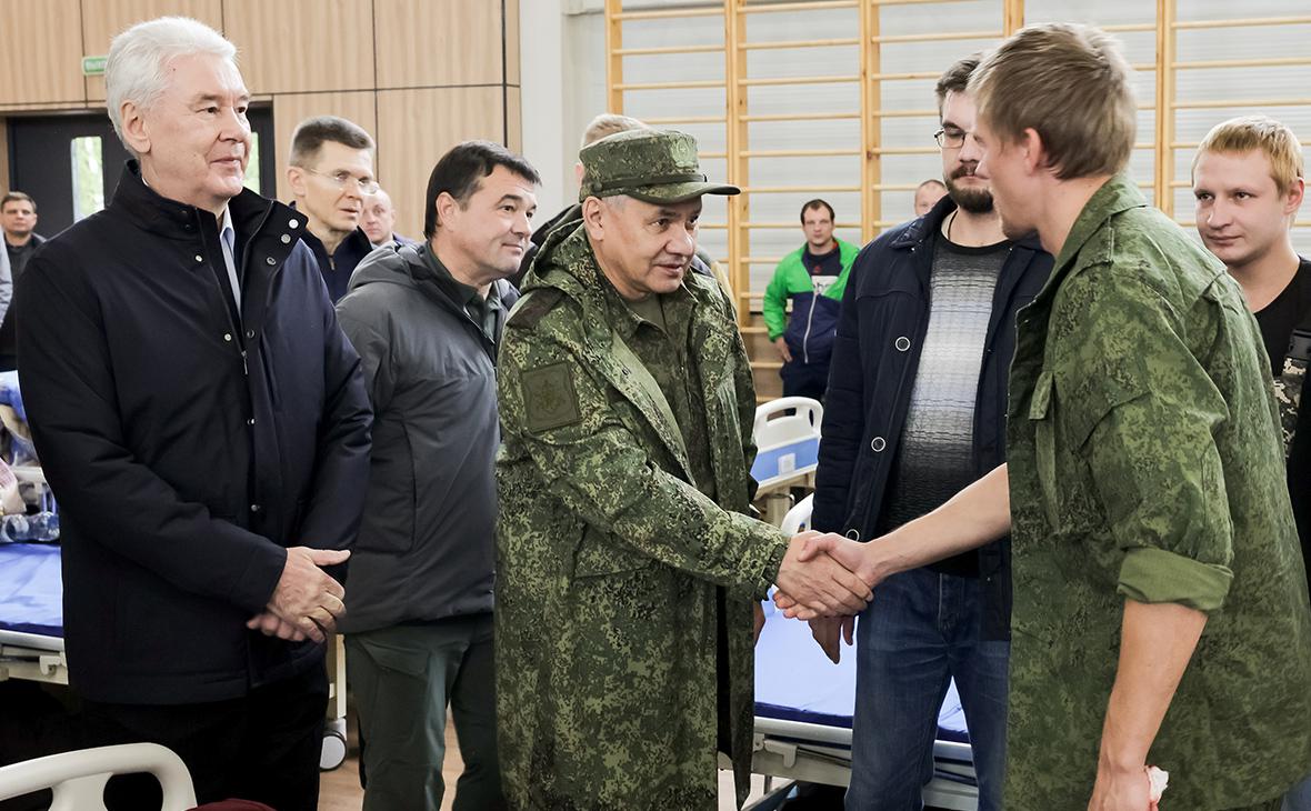 Сергей Собянин и Сергей Шойгу (справа) во время проверки хода подготовки мобилизованных граждан