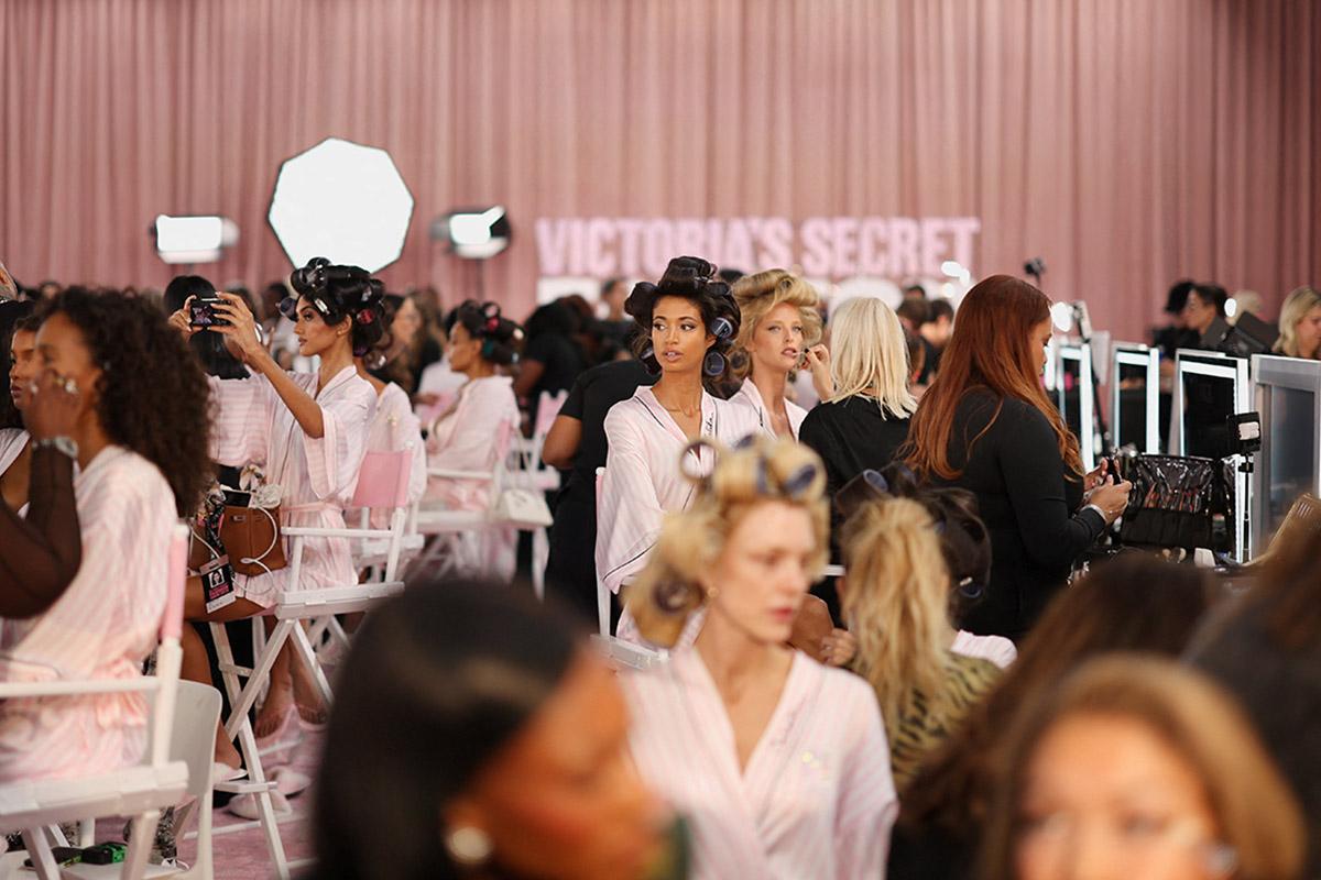 Модели готовятся за кулисами перед показом мод Victoria's Secret 2026