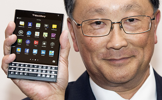 Смартфон  Blackberry Passport в руках главы компании Джон Ченя