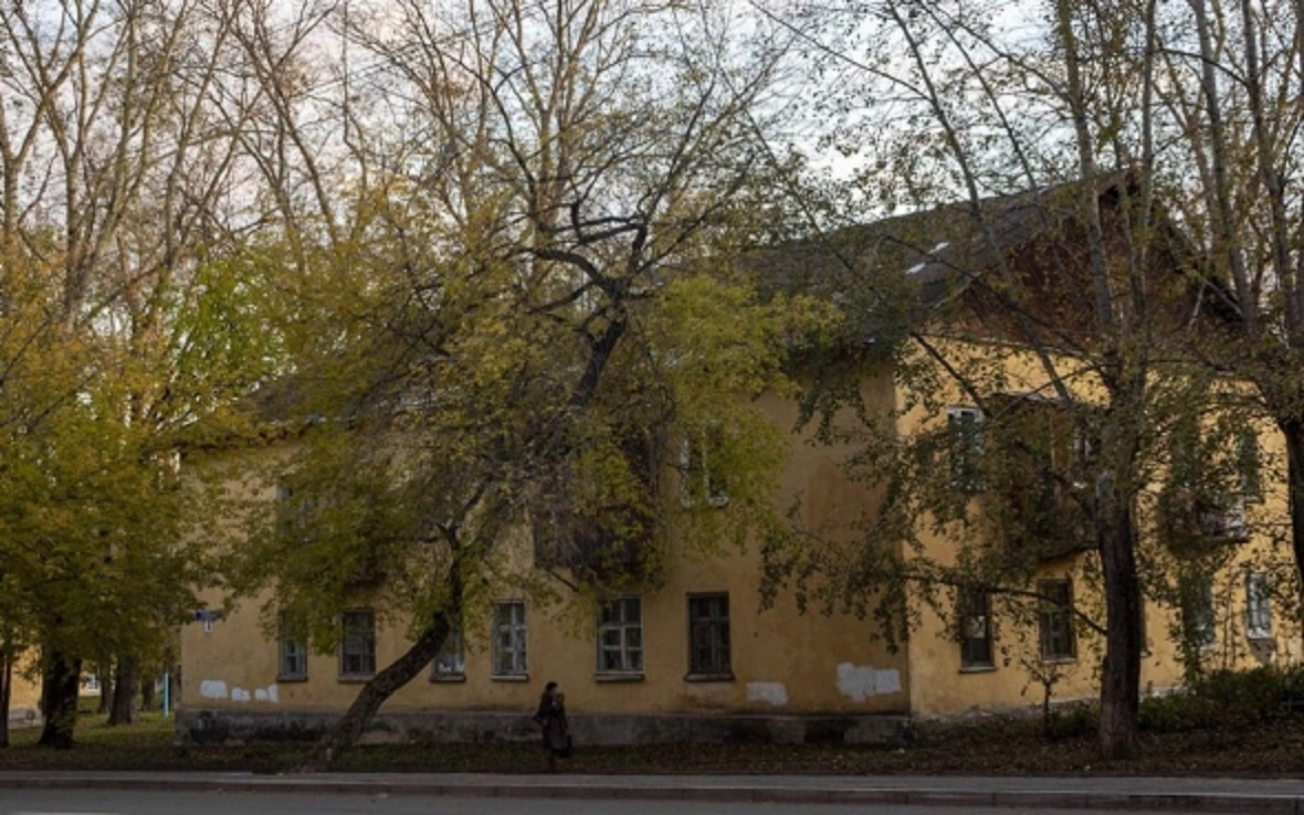 Один из аварийных домов по улице Черниковской, подлежащих сносу в рамках комплексного развития территории