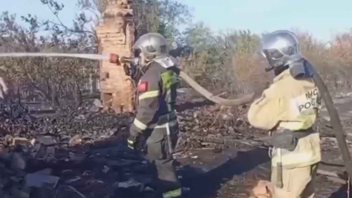 В Ростовской области сгорели пять домов и семь хозпостроек. Видео