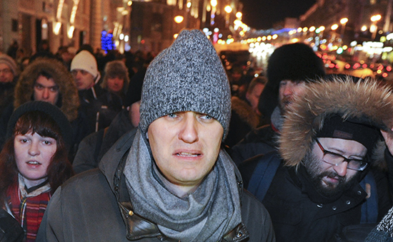 Оппозиционер Алексей Навальный идет по Тверской улице в рамках акции сторонников братьев Навальных, проходившей в Москве на Манежной площади 30 декабря 2014 года