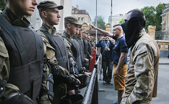 Сторонники &laquo;Правого сектора&raquo; (справа) во время митинга в Киеве