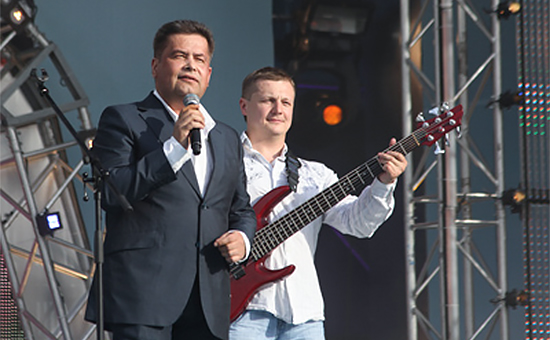 Бас-гитарист группы &laquo;Любэ&raquo; Павел Усанов (справа)


