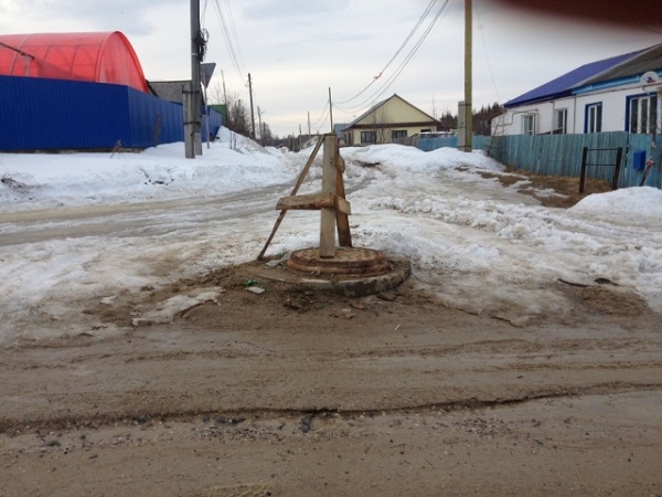 В Советском районе ХМАО&nbsp;люки канализационных колодцев выступают над поверхностью дороги на 40 см
