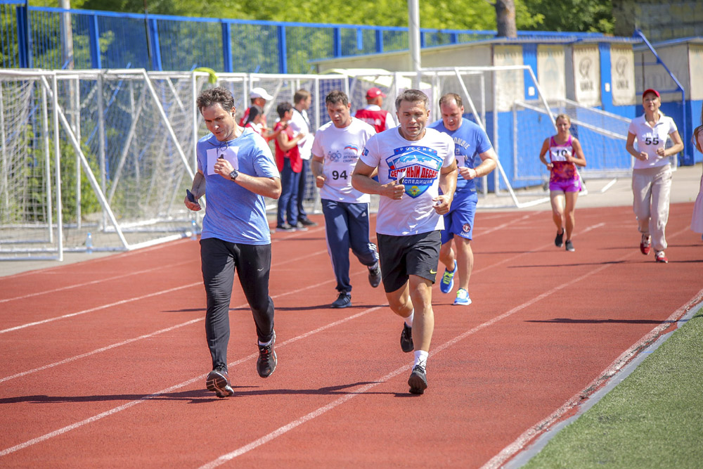 Дмитрий Асанцев и Евгений Яковенко сосредоточенно участвуют в забеге